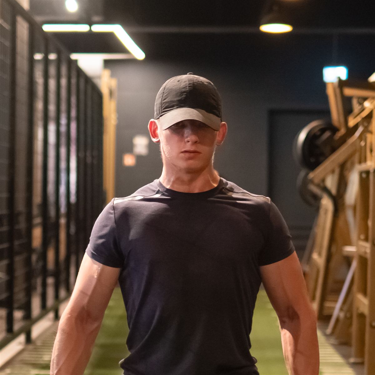David Supernak im Gym, mit schwarzer Cap und schwarzem T-Shirt